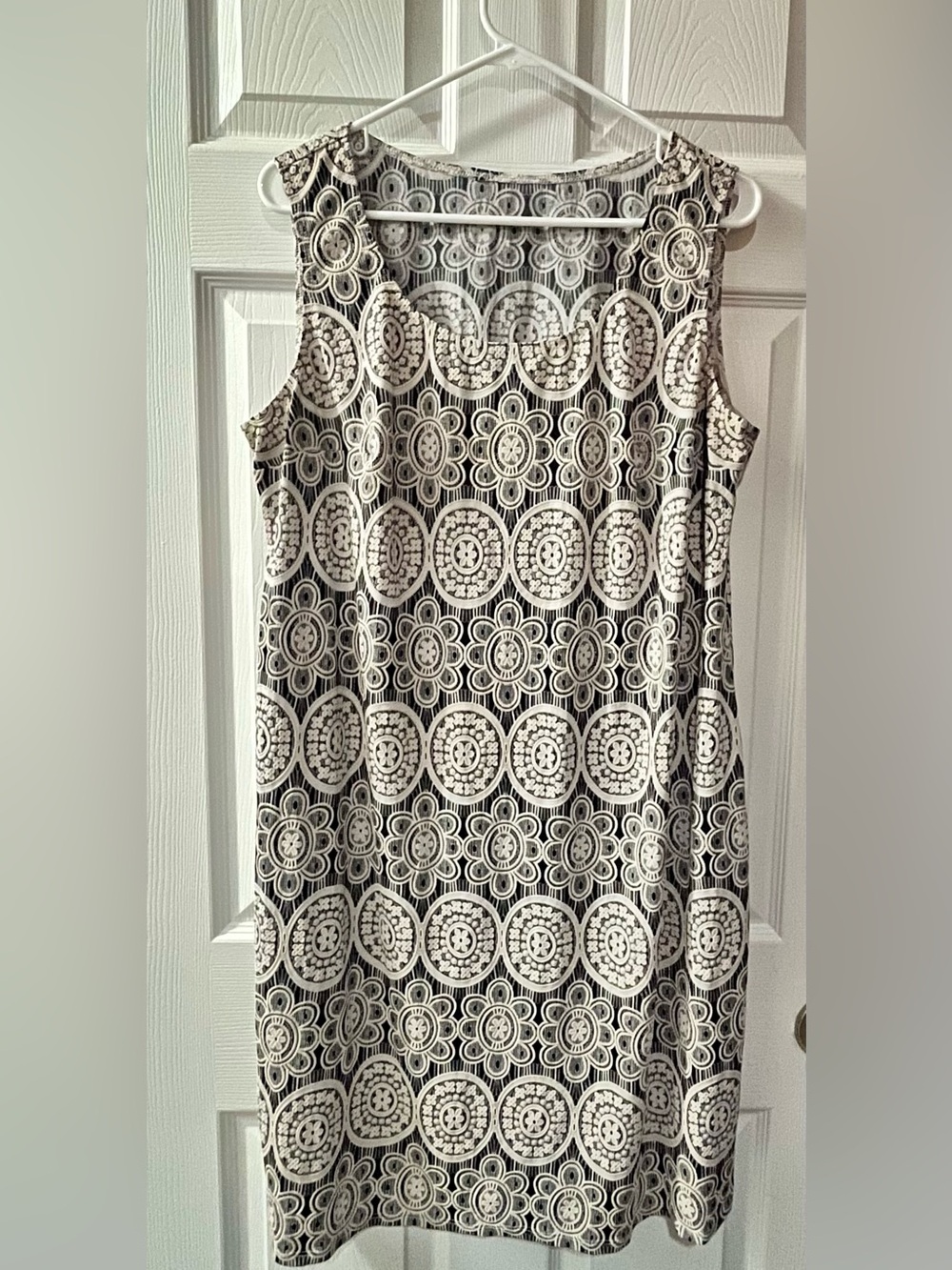 Black & Ivory Textured Floral Shift Dress | XL
